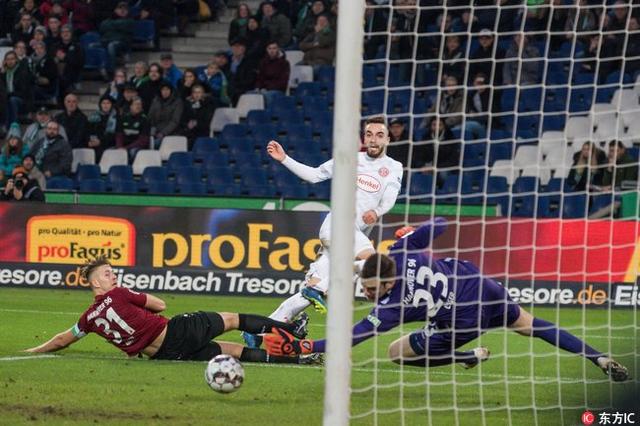  杜塞尔多夫边路传中犀利德甲头球破门频现